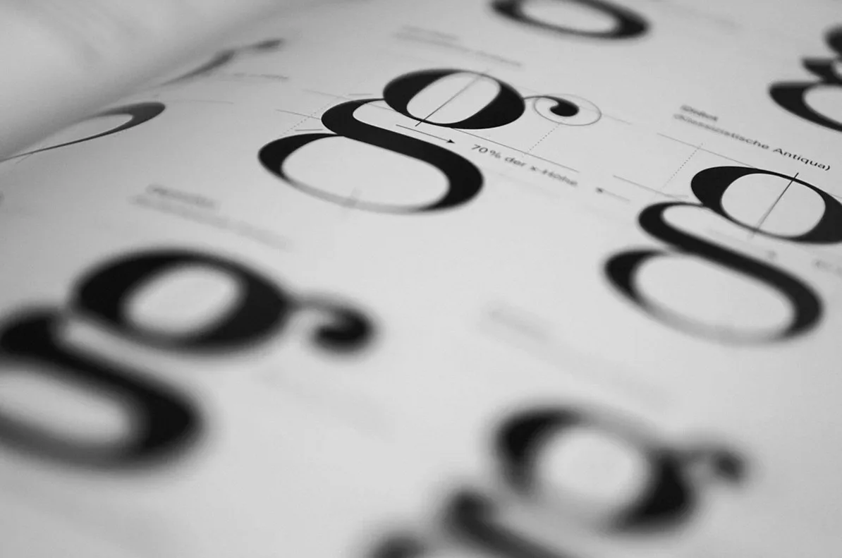 Close-up of serif letter g specimens with construction lines